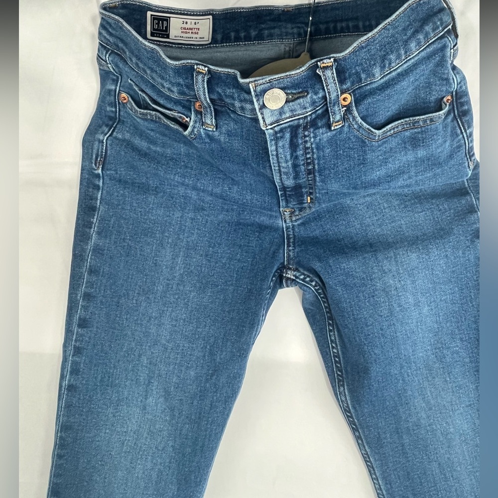 GAP Cigarette High Rise Cropped Jeans, 28 waist, sz 6.  Natural frayed hem ankle